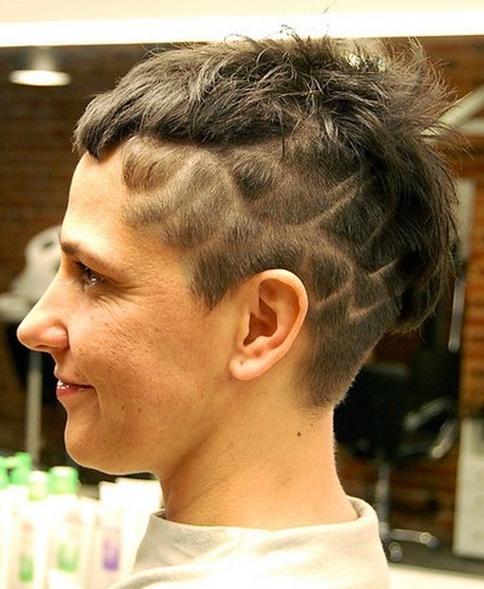 fryzury krótkie, bok fryzury z wygolonym wzorem, uczesanie damskie zdjęcie numer 98